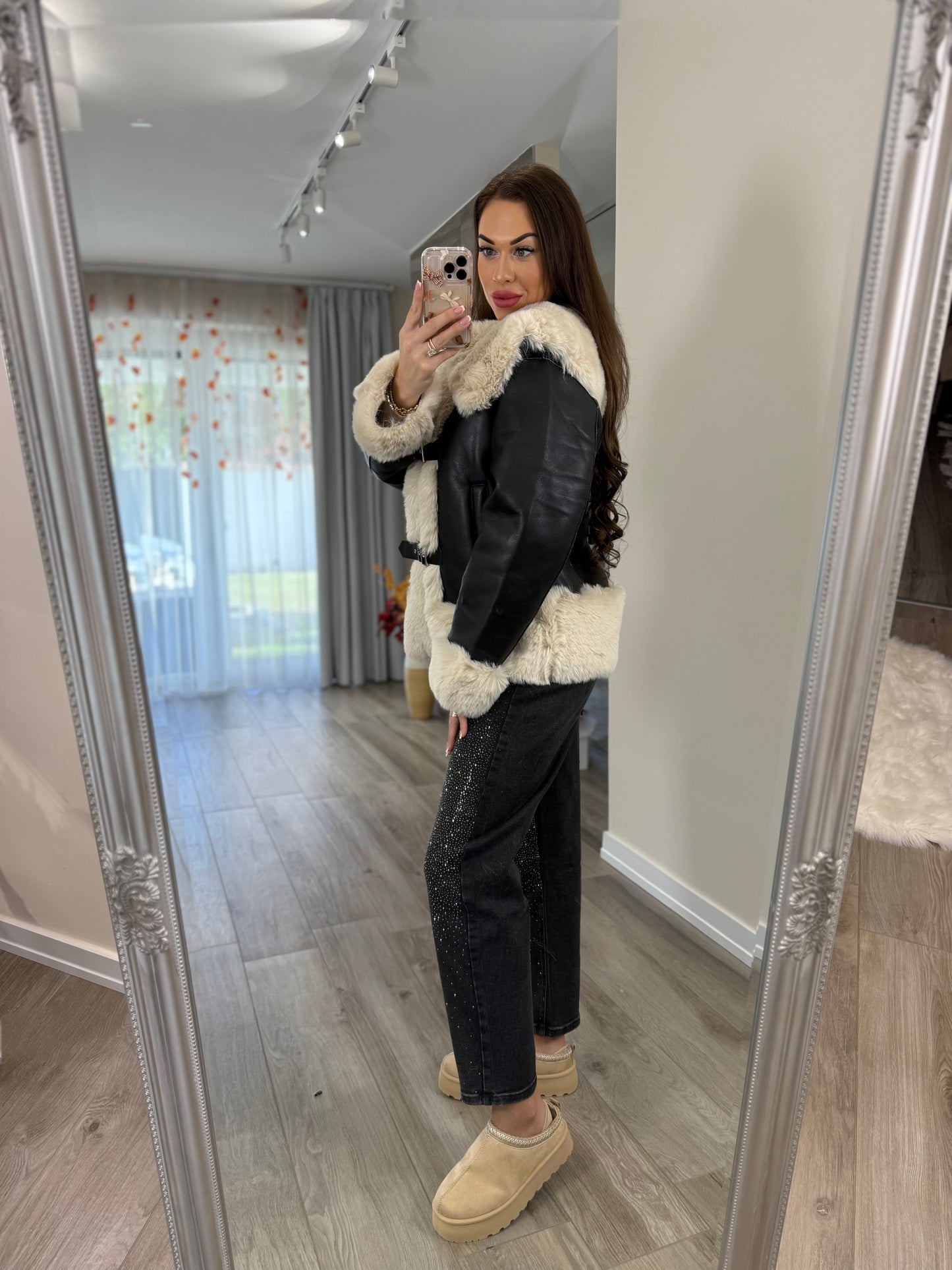 ‘Leather Queen' fekete bélelt bundás kabát LIMITED