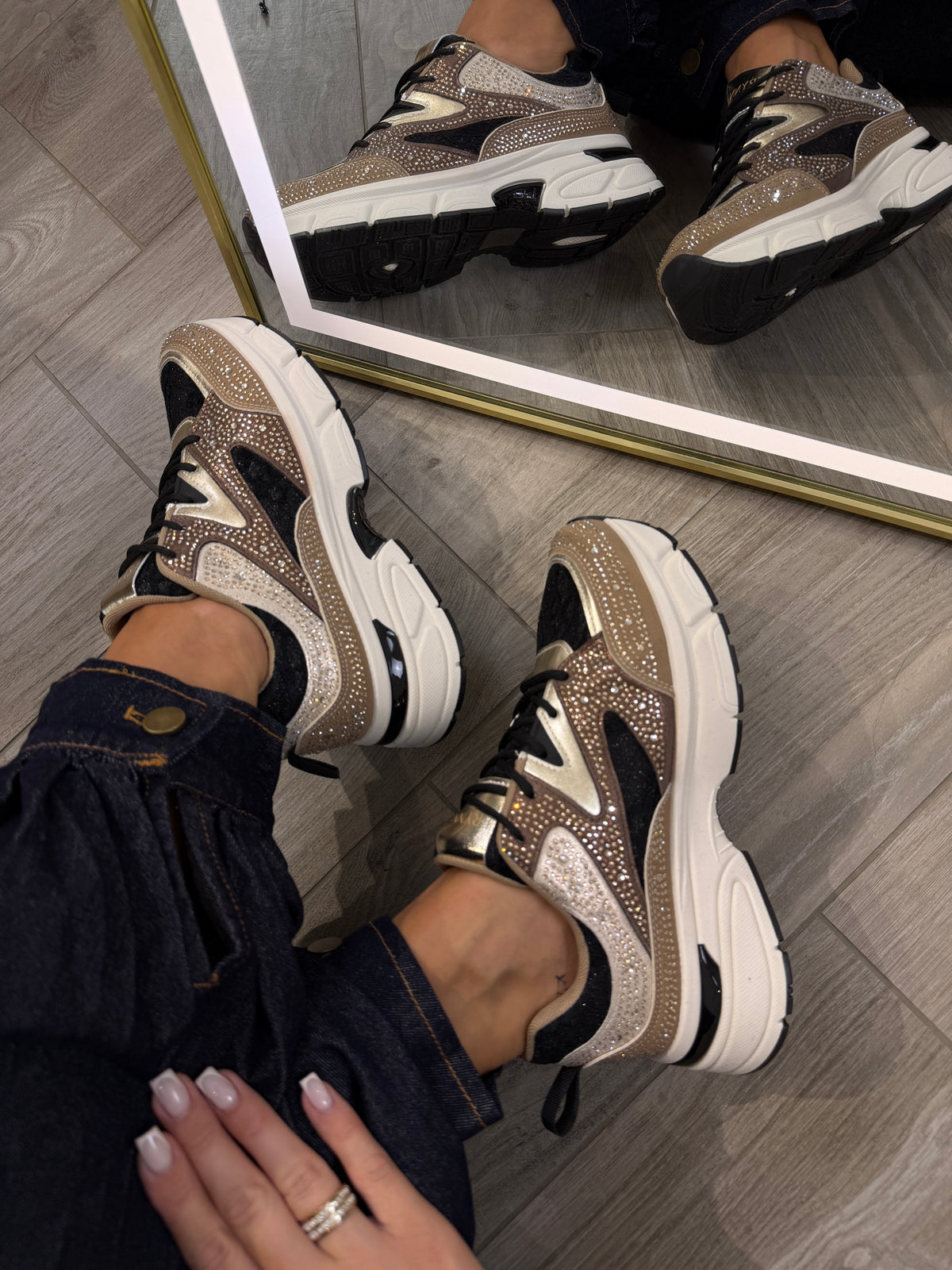 ‘Beige Espresso' bézs-fekete strasszos sneaker (kis méretezés) HAMAROSAN újra!