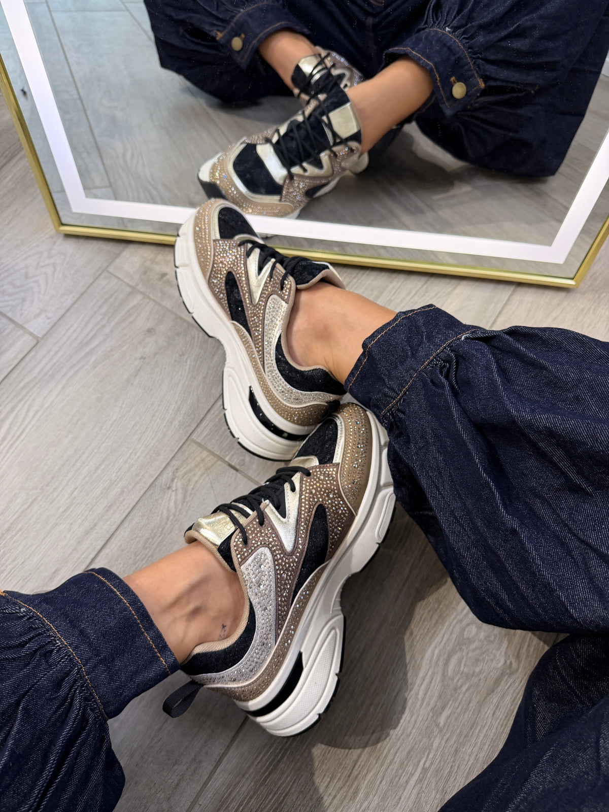 ‘Beige Espresso' bézs-fekete strasszos sneaker (kis méretezés) HAMAROSAN újra!