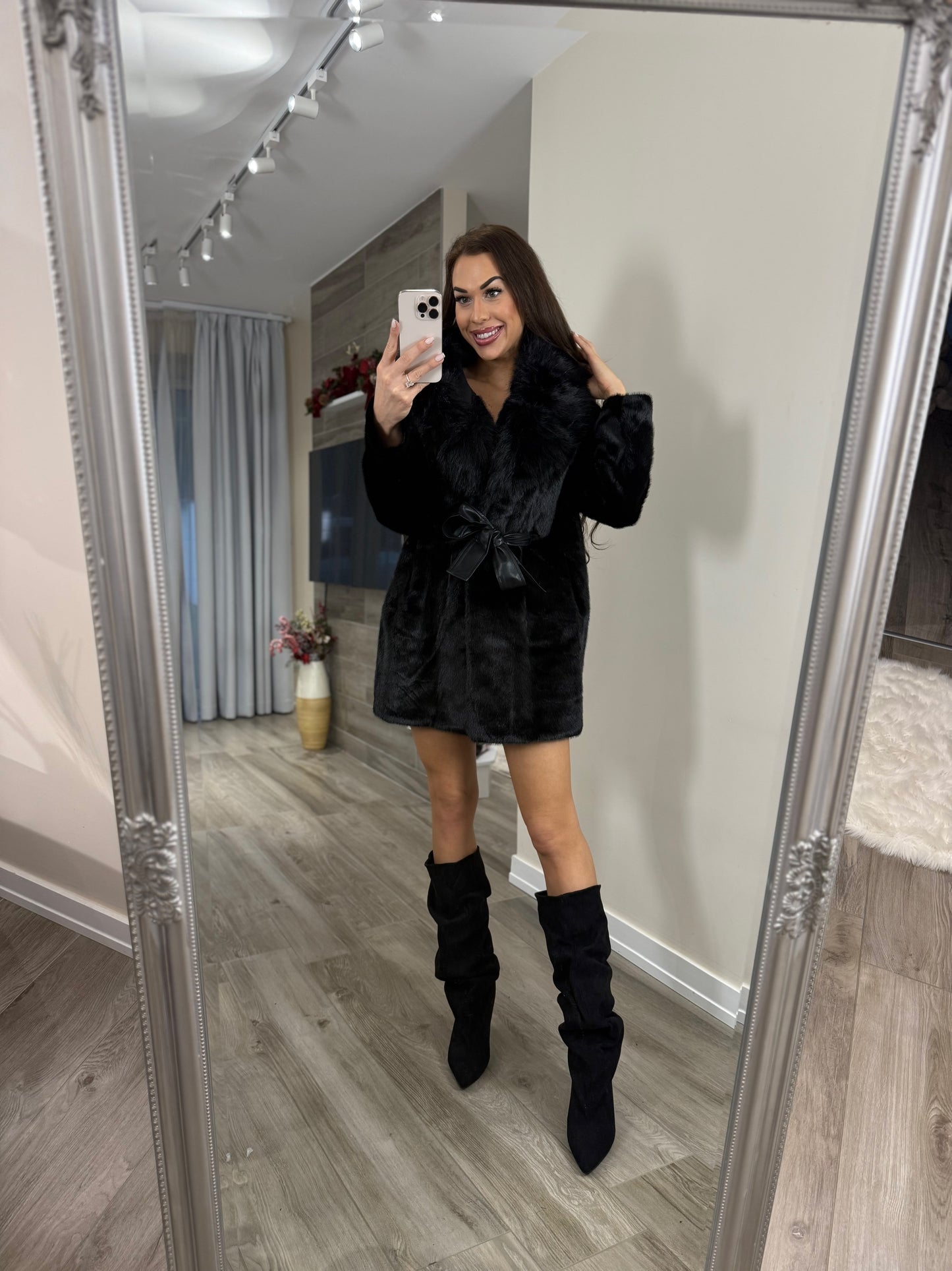 ‘Winter Goddess’ fekete bundás kabát