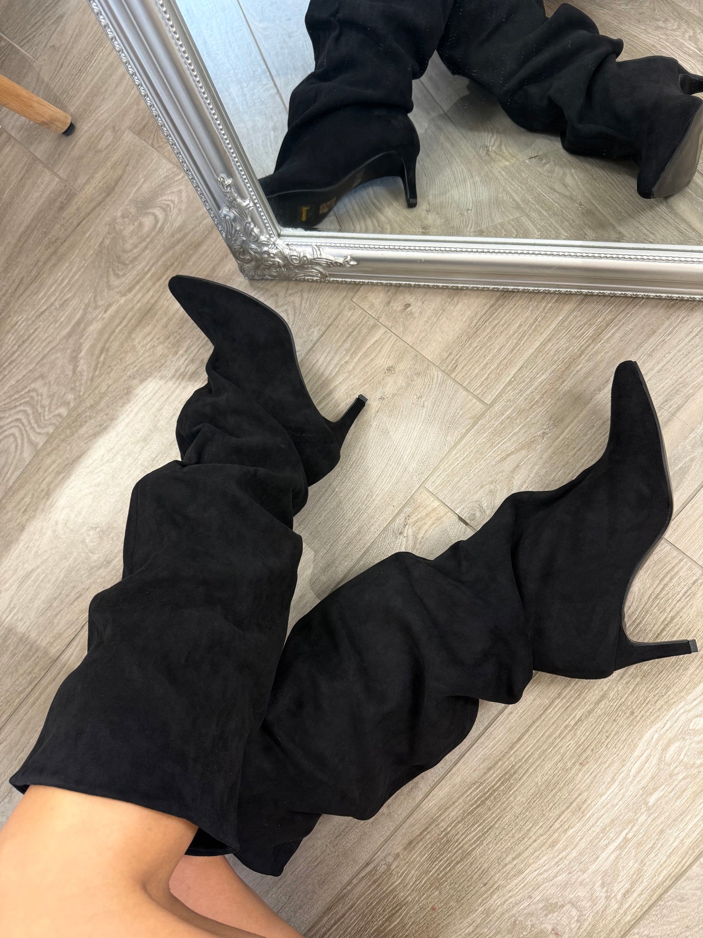 ‘Noir Walk' fekete velúr csizma