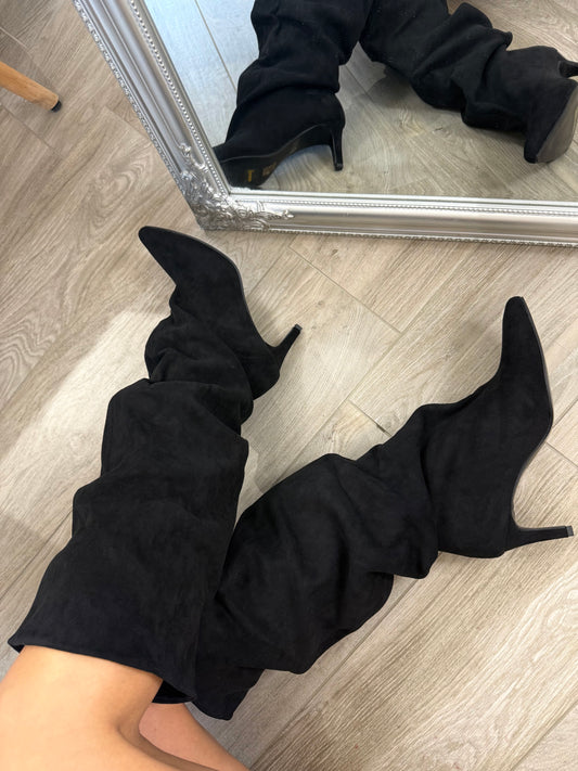 ‘Noir Walk' fekete velúr csizma