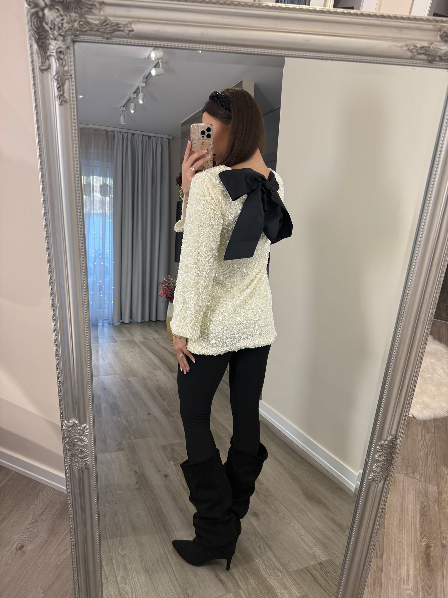 'Santa Babe' ecru dress with tie-back