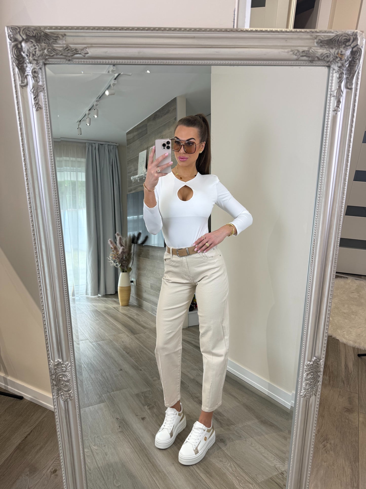 'Balloon Lover' beige denim jeans with a belt (Balloon/Barrel jeans)