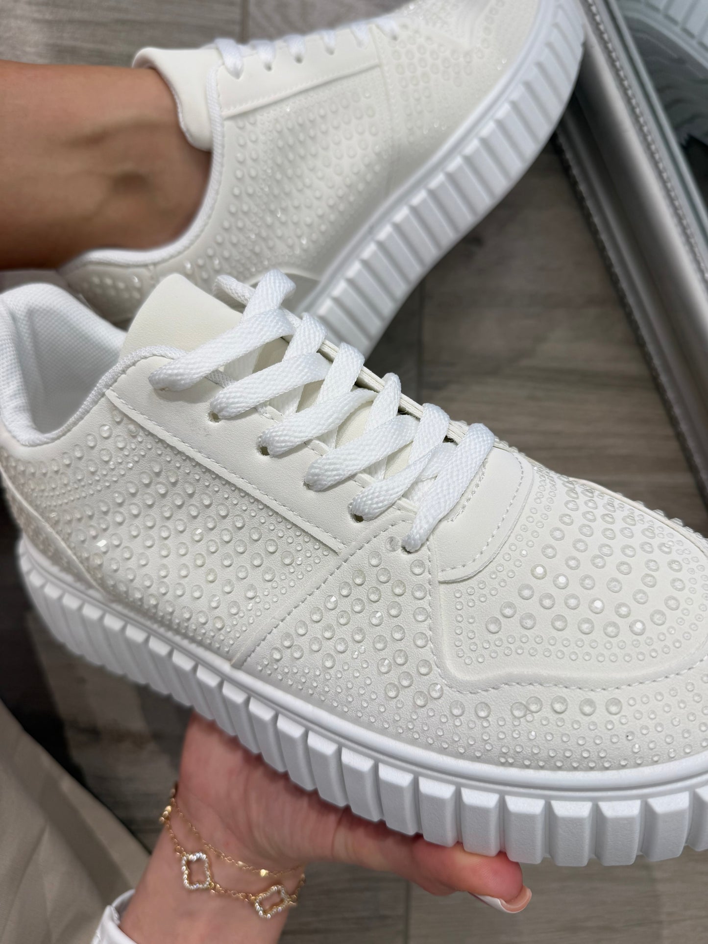 'Bella' strasszköves ecru sneaker