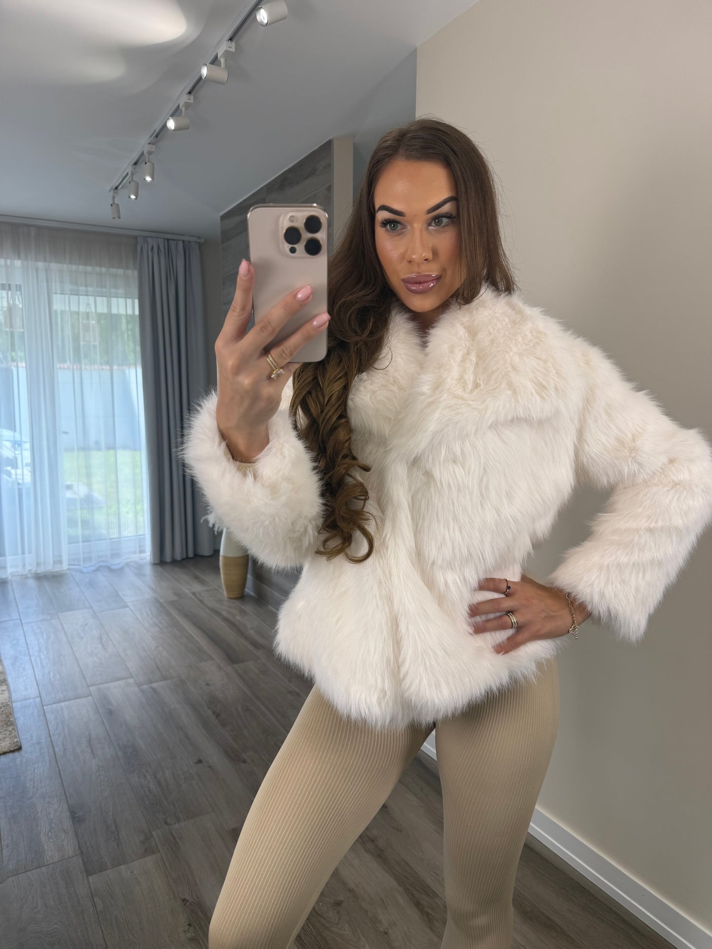 'Fur Ever' fehér műszőrme kabát