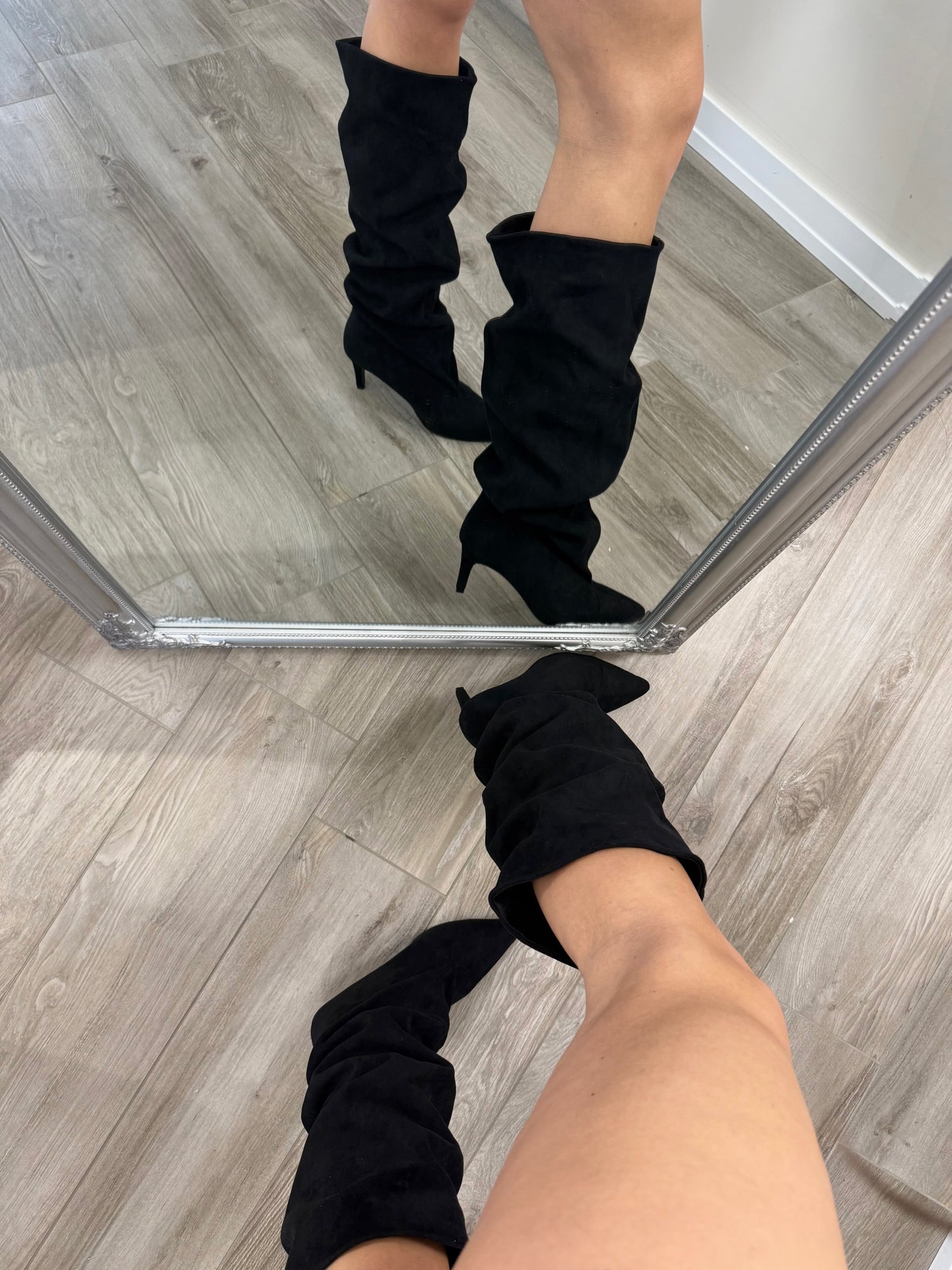 ‘Noir Walk' fekete velúr csizma