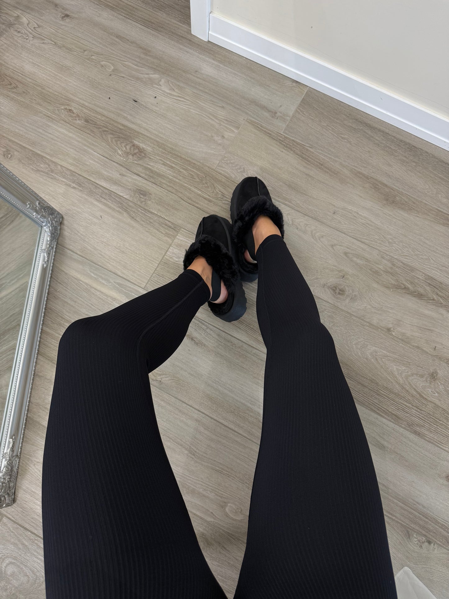 ‘Selena' fekete alakformáló leggings