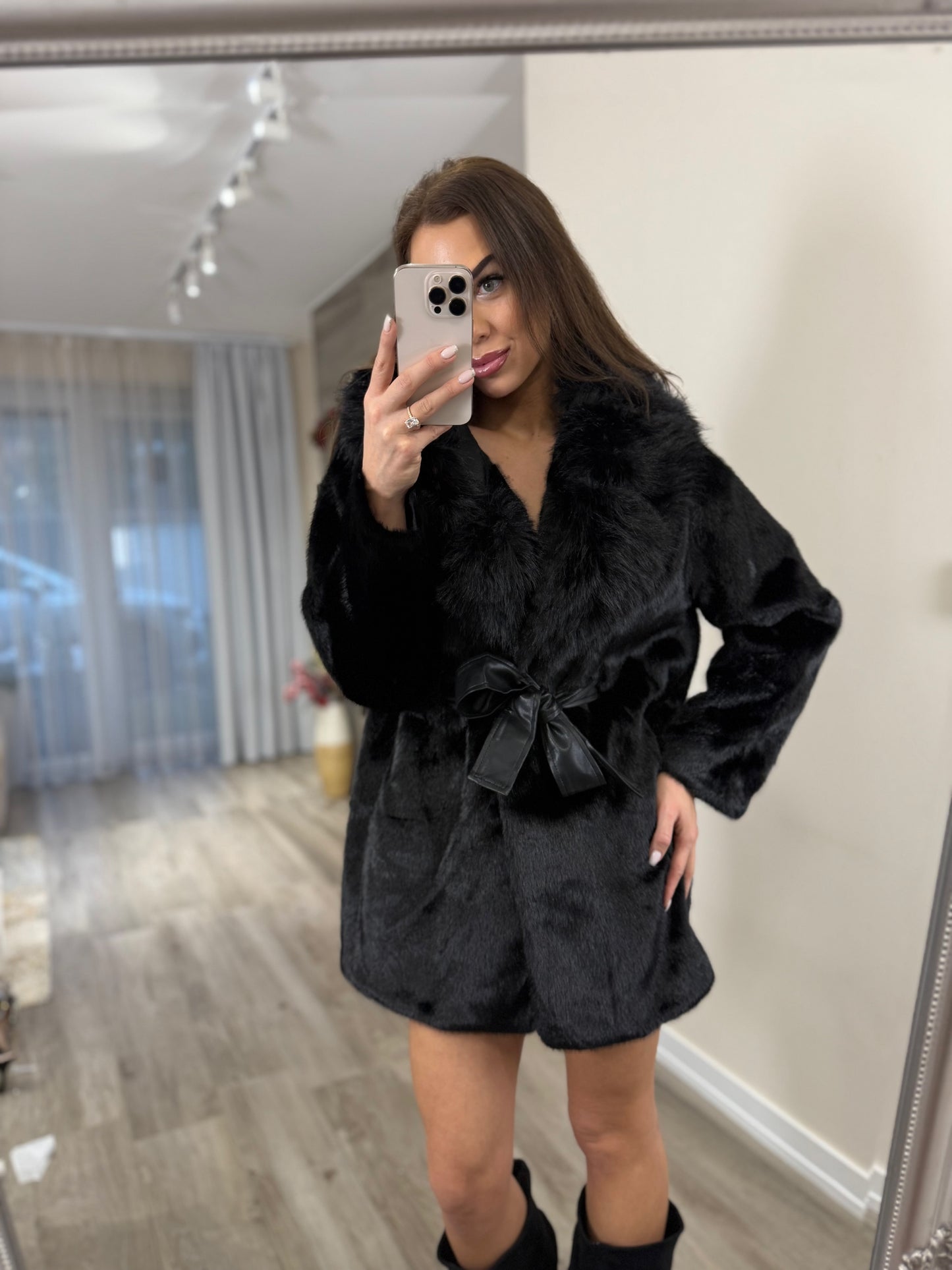 ‘Winter Goddess’ fekete bundás kabát